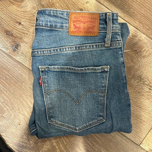 Levi’s 721 High Rise Ripped Skinny Jeans - Picture 2 of 2